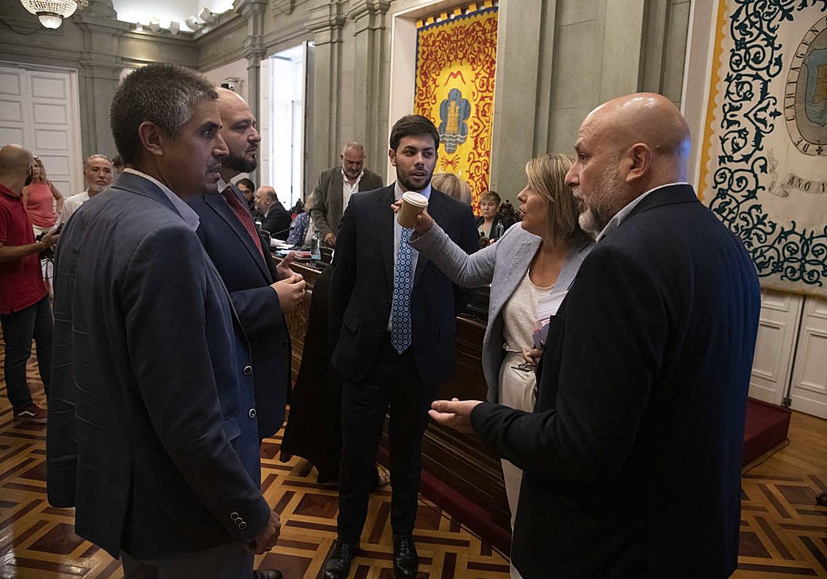 Noelia Arroyo departe con los portavoces antes de comenzar el Pleno.