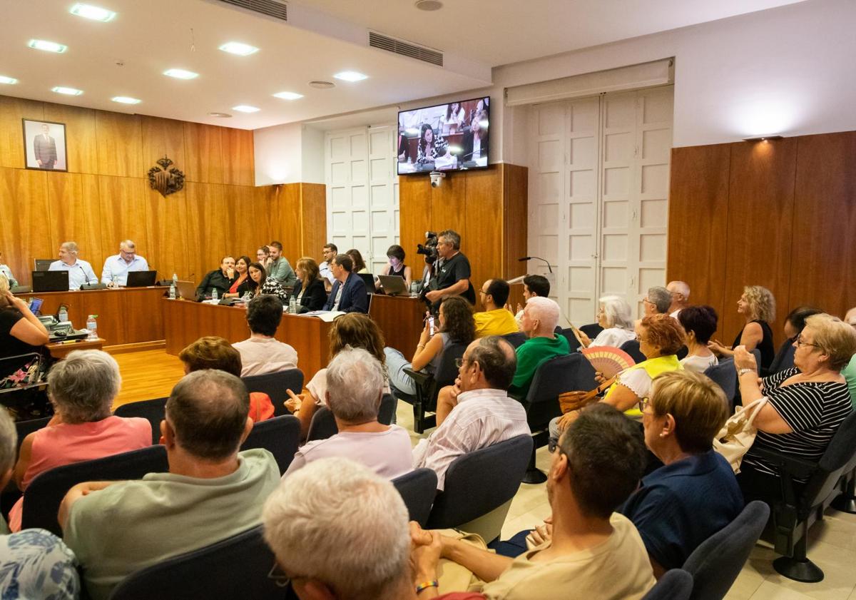 Imagen principal - El interior del salón de plenos lució más lleno que de costumbre.