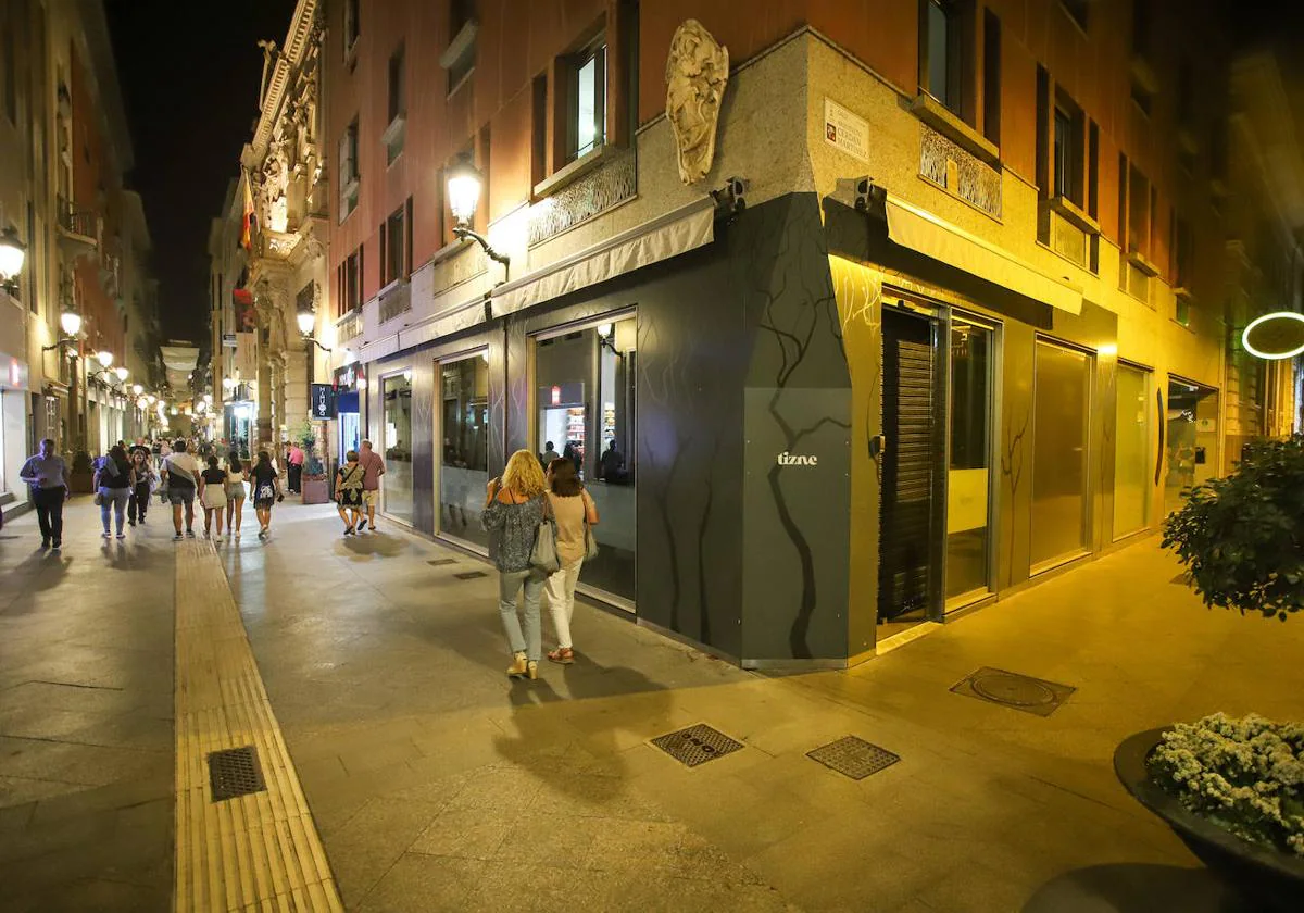 Exterior del restaurante Tizne, este jueves, que acaba de cerrar sus puertas.