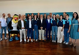 Autoridades, miembros del club y jugadoras durante la presentación de la nueva temporada, que se celebró ayer en el Hotel ONA de La Hacienda.