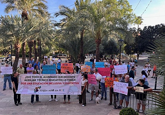 Concentración frente al Ayuntamiento, ayer por la tarde.