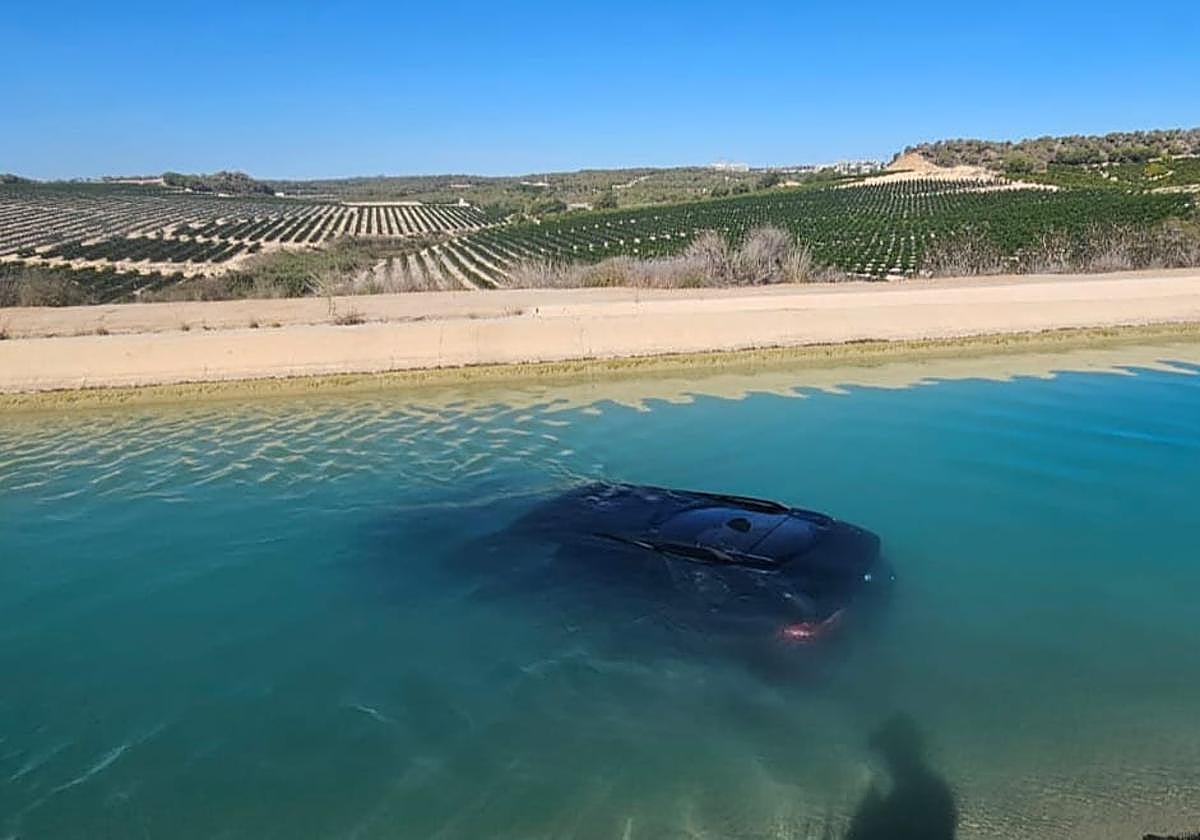 Imagen del coche sumergido en el canal del Trasvase.