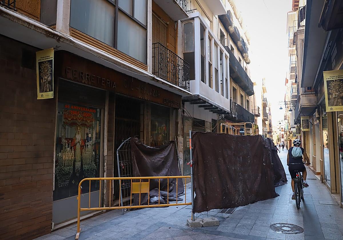 Vallas de obra instaladas en plena calle Mayor, este jueves.