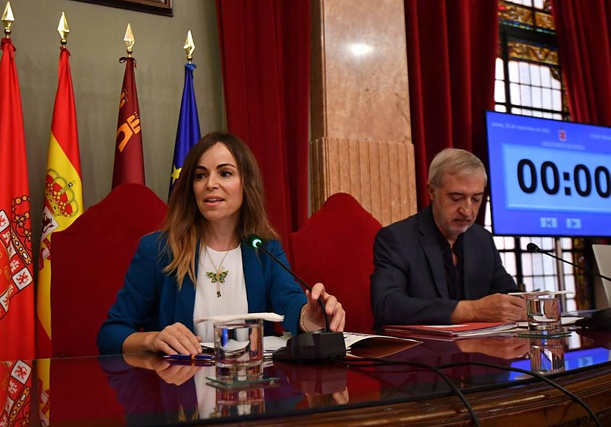 Rebeca Pérez preside por primera vez la sesión plenaria.