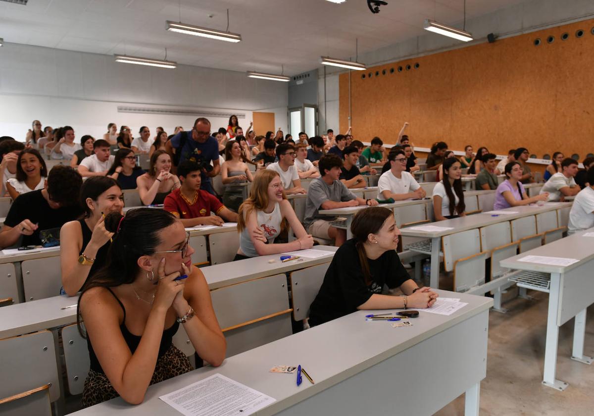 Alumnos durante un examen de la Ebau en julio.