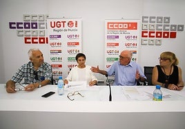 Antonio Conchillo, José Cánovas, Pura Rodríguez Ruiz y Charo González, este viernes en la sede de CC OO.