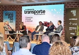 El presentador, Ginés Soriano, con Estefanía Sandoval, Francisco Javier López-Aranguren, Martín García y Adrián Valverde, en la primera mesa redonda.