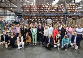 Autoridades y colegiados farmacéuticos en la visita guiada a Hefame.