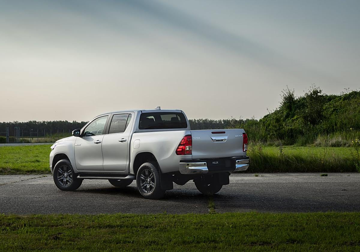 El nuevo Hilux Hybrid 48V tiene una imponente presencia en carretera, con sus 5.325 mm de largo, 1.855 mm/1.900 mm de ancho y 1.865 mm de alto.