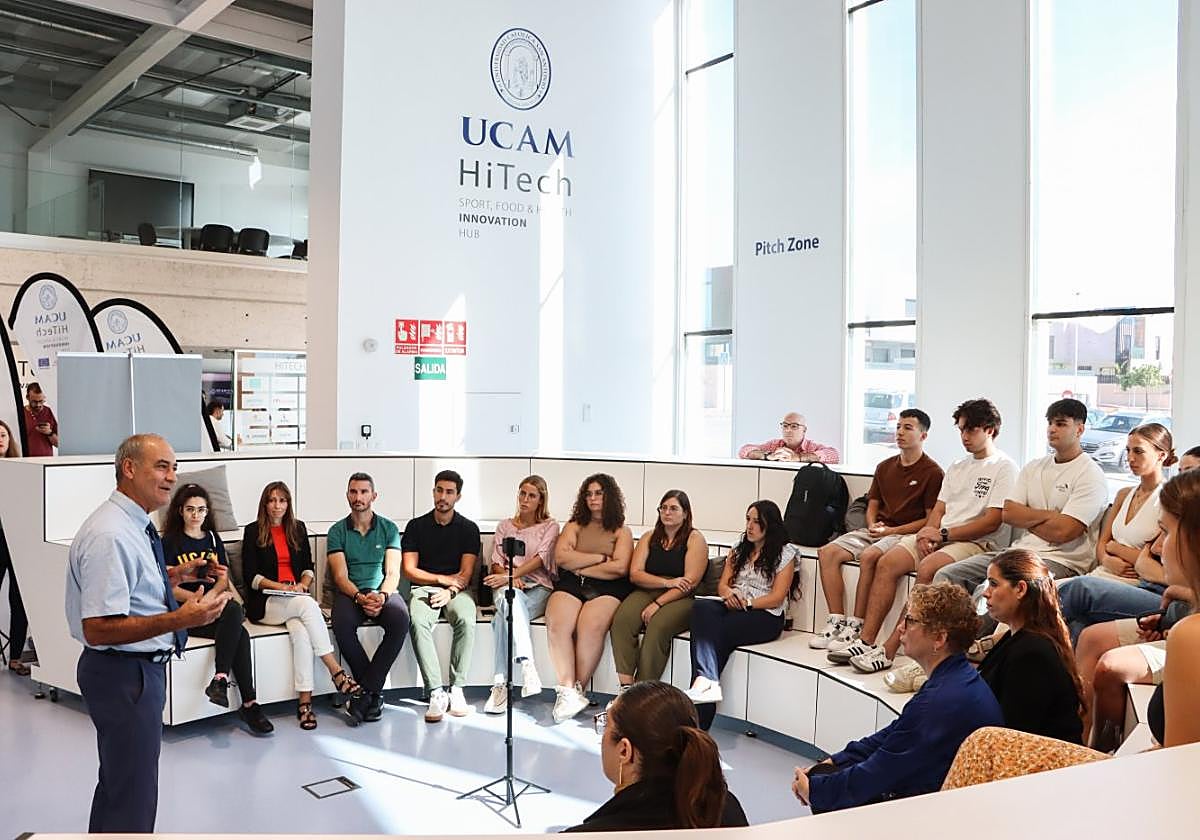 El doctor Vanaclocha charla esta semana con investigadores en el Hub.