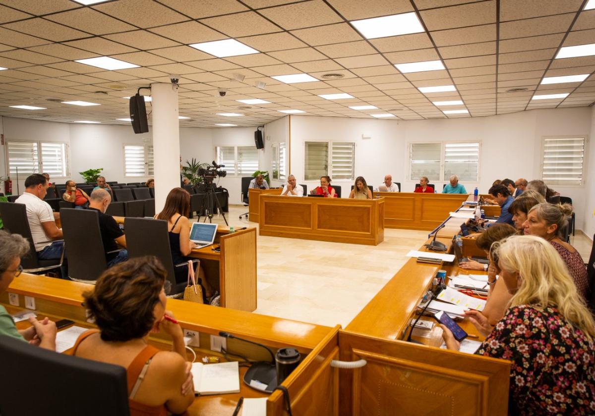 Los concejales de Torrevieja, reunidos durante una sesión plenaria.