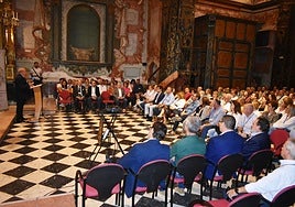 El hermano mayor de la Vera Cruz se dirige a las hermandades en la iglesia de San José.
