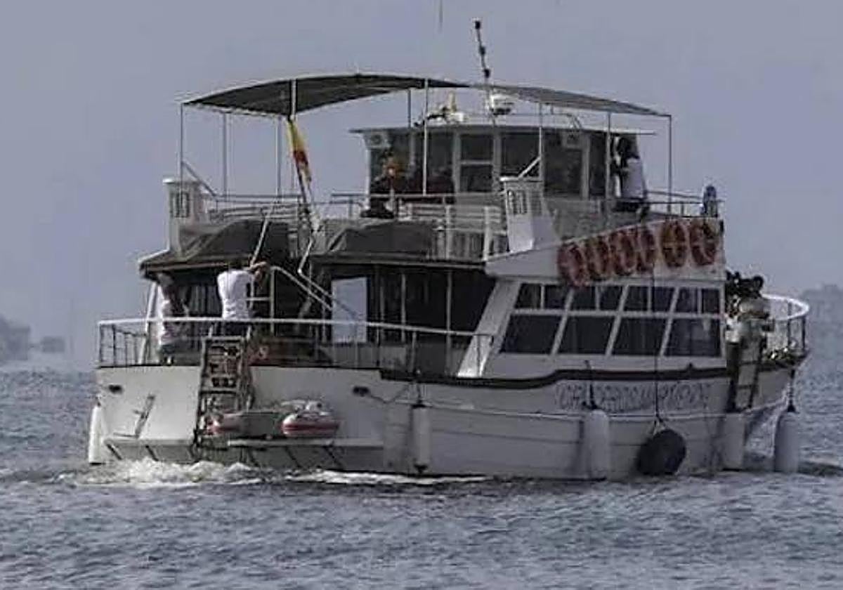 Una foto de archivo de un barco en las playas de Lo Pagán.