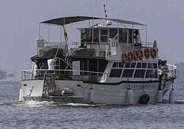 Una foto de archivo de un barco en las playas de Lo Pagán.