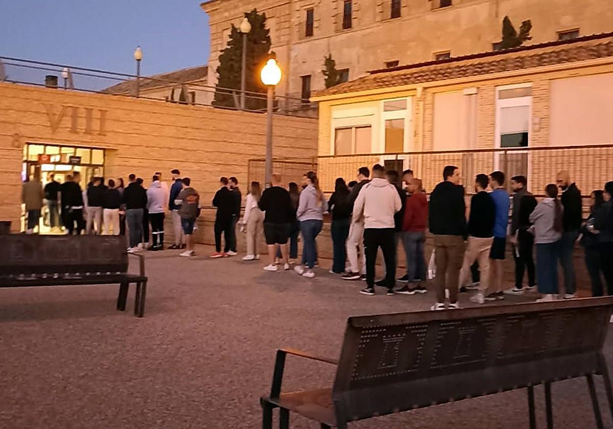 Los aspirantes entran a primera hora a la sede para comenzar las pruebas.