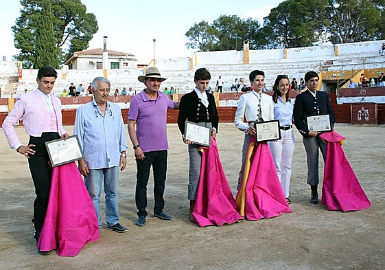 David Pardo, primero por la izquierda, junto a otros novilleros.