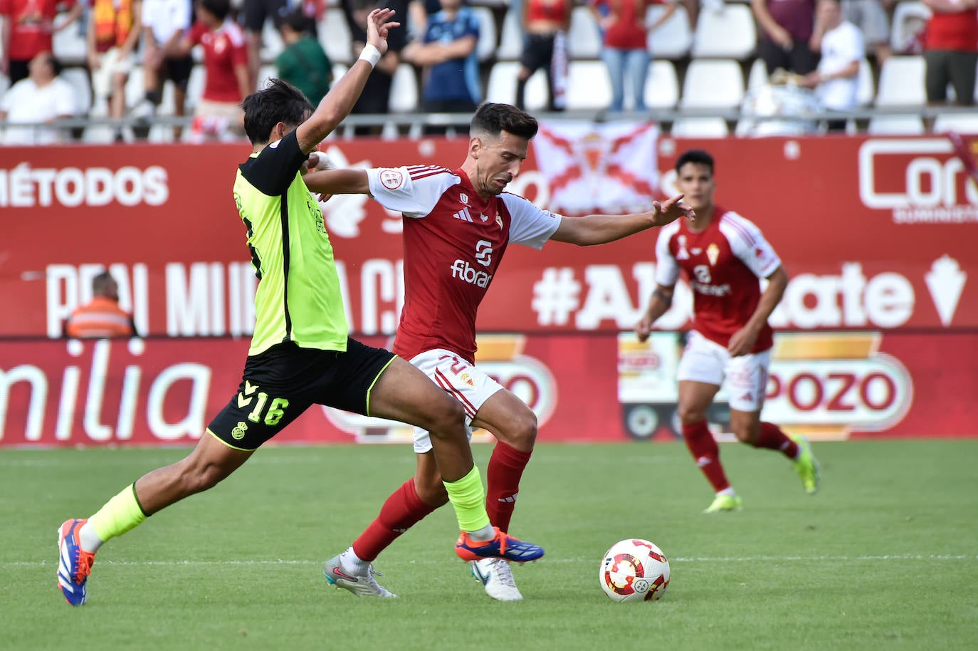 La derrota del Real Murcia frente al Betis Deportivo en el Enrique Roca, en imágenes