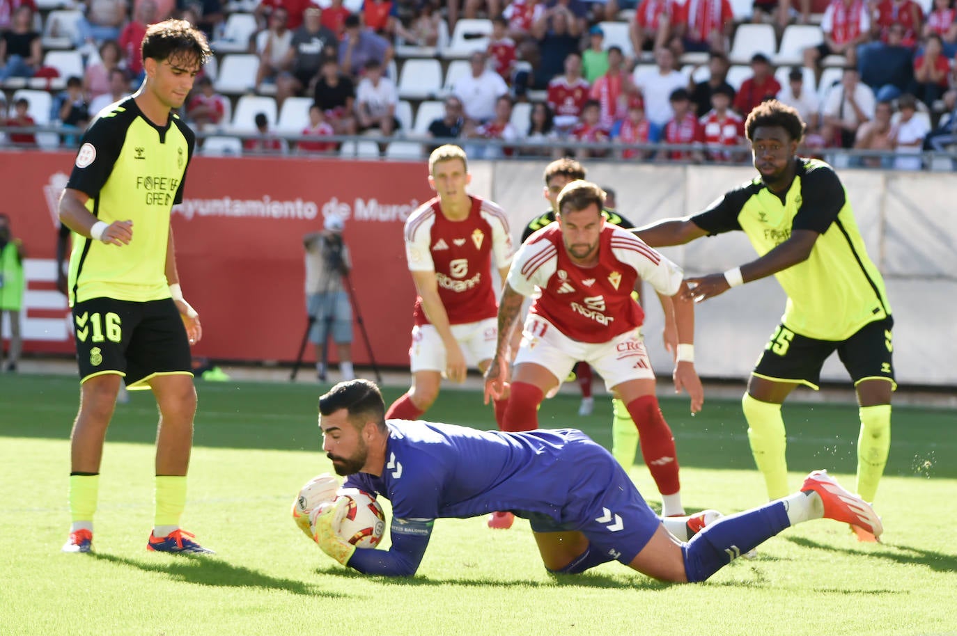 La derrota del Real Murcia frente al Betis Deportivo en el Enrique Roca, en imágenes