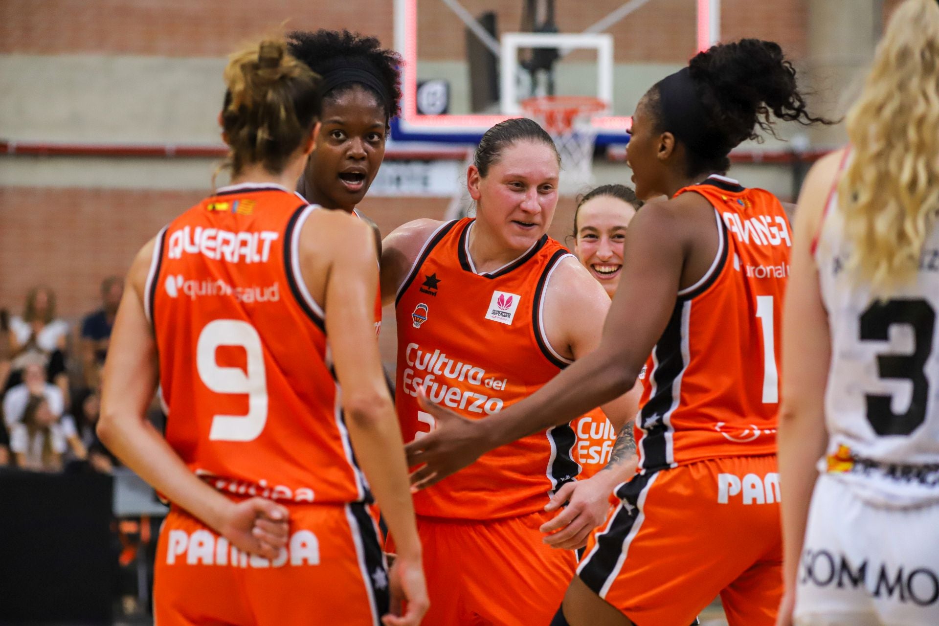 Las imágenes del partido de la Supercopa entre Valencia Basket y Zaragoza