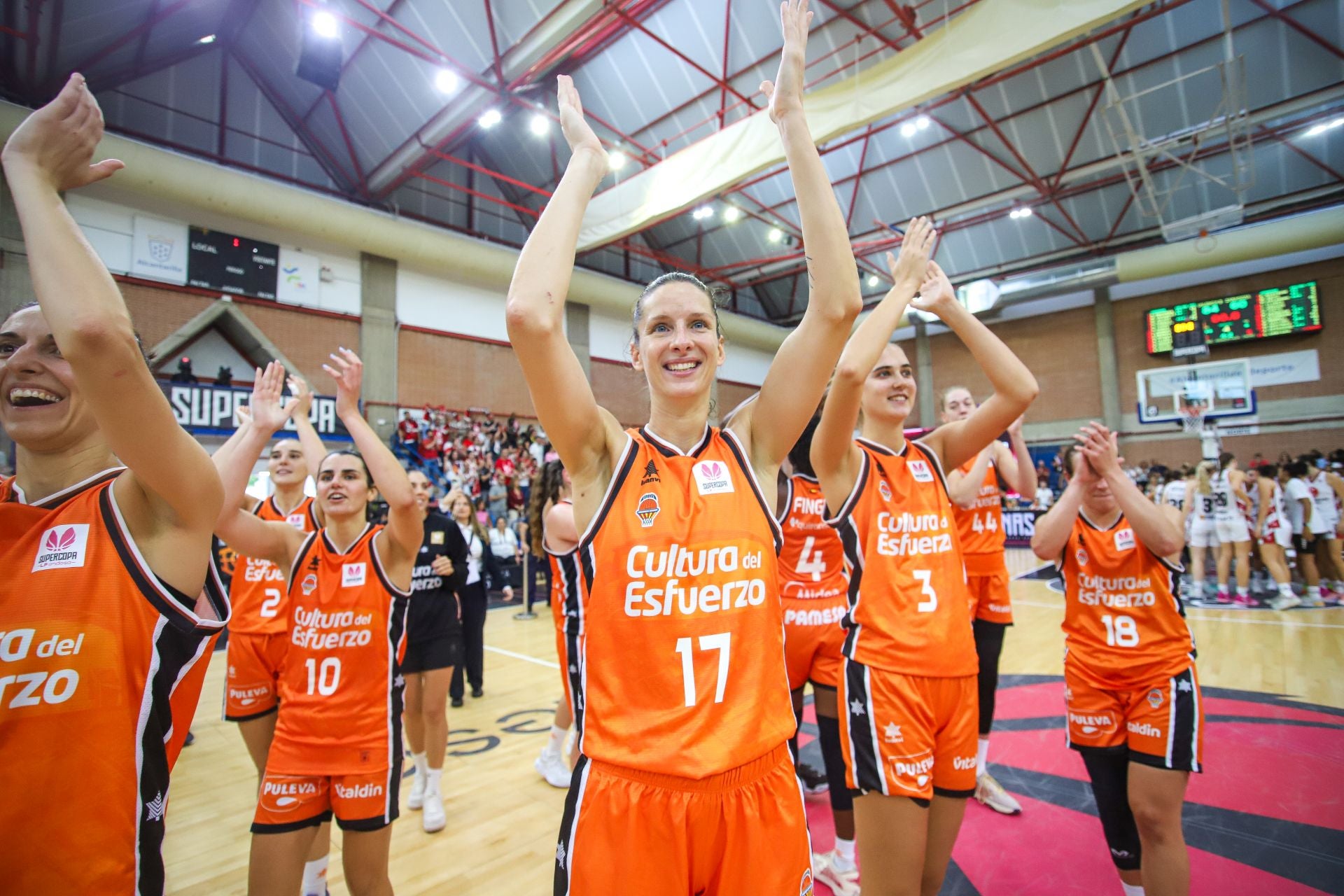 Las imágenes del partido de la Supercopa entre Valencia Basket y Zaragoza