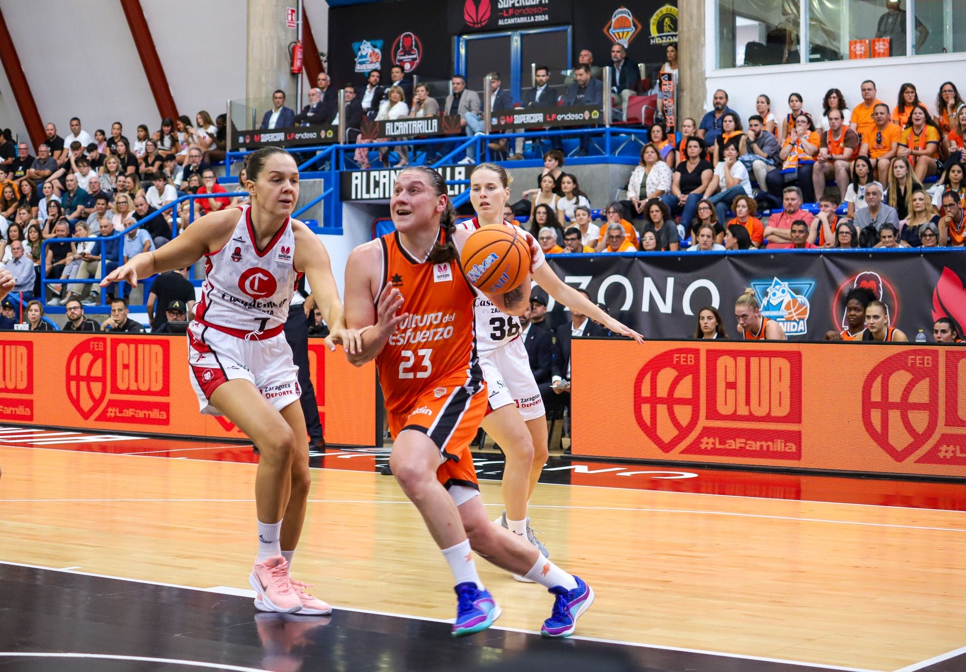 Las imágenes del partido de la Supercopa entre Valencia Basket y Zaragoza