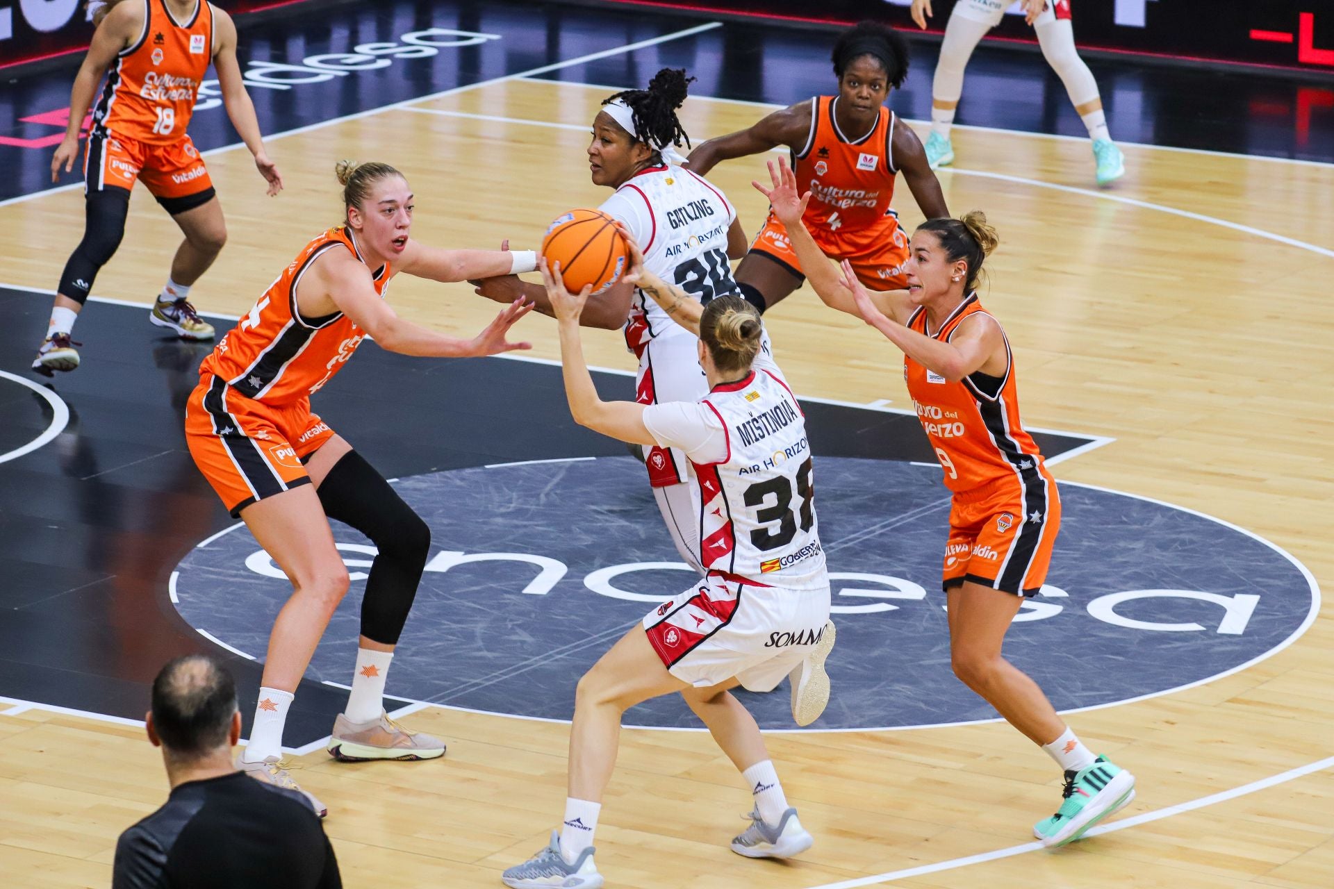 Las imágenes del partido de la Supercopa entre Valencia Basket y Zaragoza