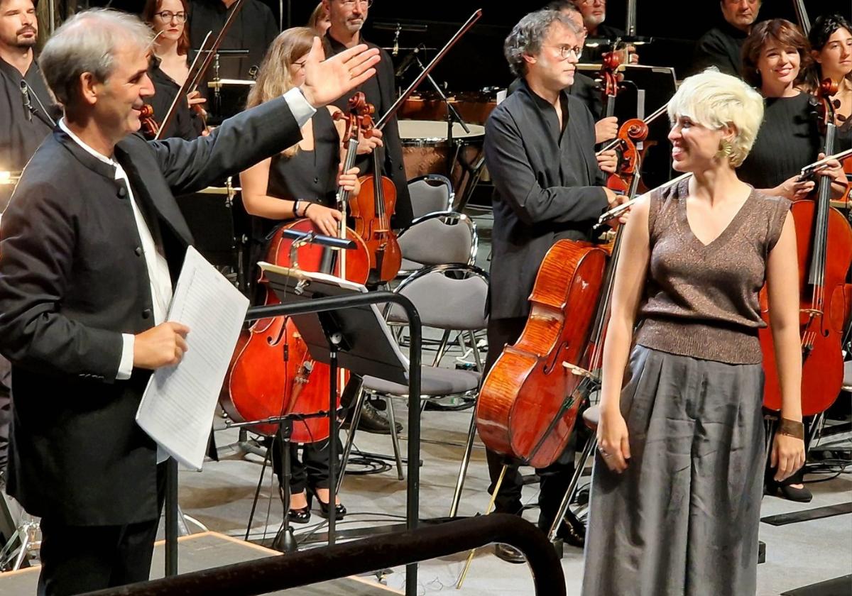 La compositora murciana Alicia Morote, junto a la Euskadiko Orkestra, en el Velódromo de San Sebastián.