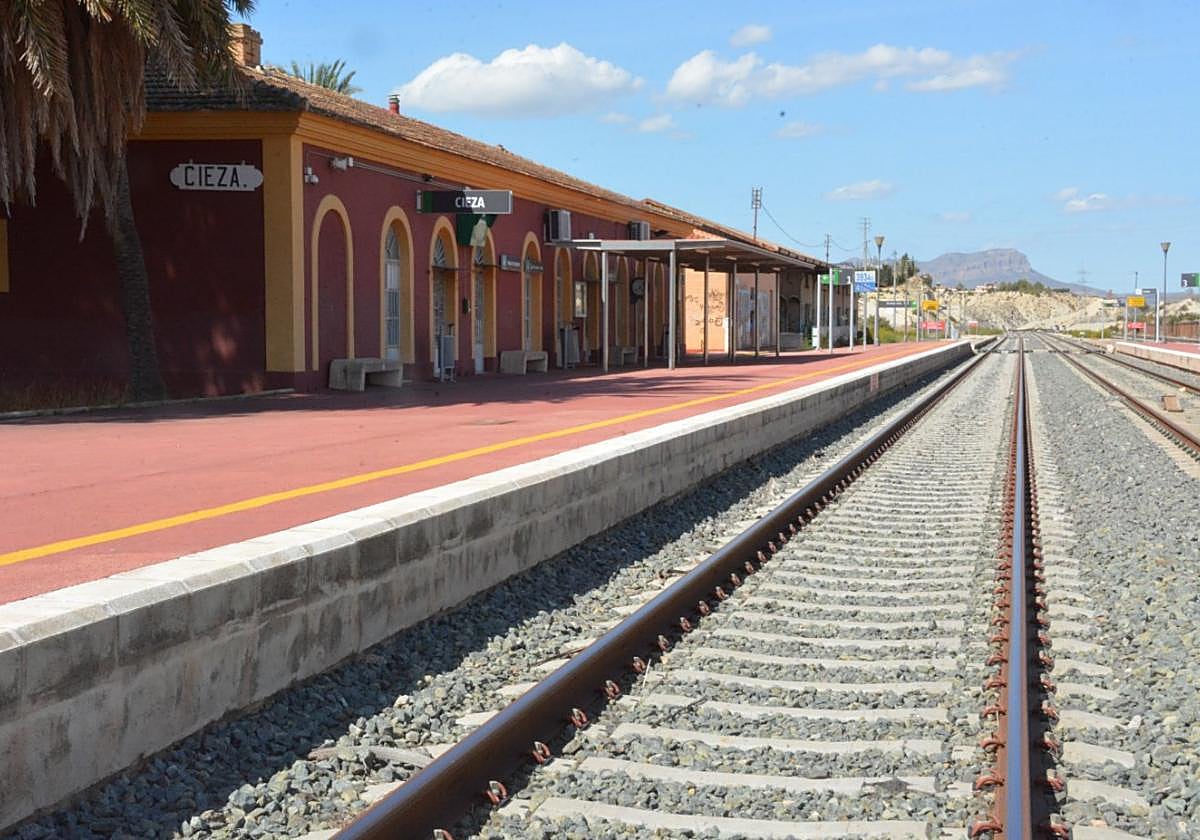 La estación de ferrocarril de Cieza, desierta, en una fotografía tomada ayer a mediodía.
