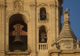 Nuestra torre. Vista de una parte del impresionante campanario de la Catedral de Murcia, desde donde se 'entonaban' los tradicionales conjuros.