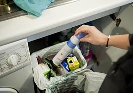 Los aerosoles se depositan en el contenedor amarillo. Juan Antonio Mata