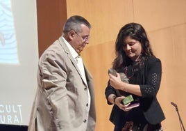 El presidente de la Fundación Miguel Hernández, Aitor Larrabide, entrega el premio de poesía a la ganadora, la autora chilena Micaela Paredes.