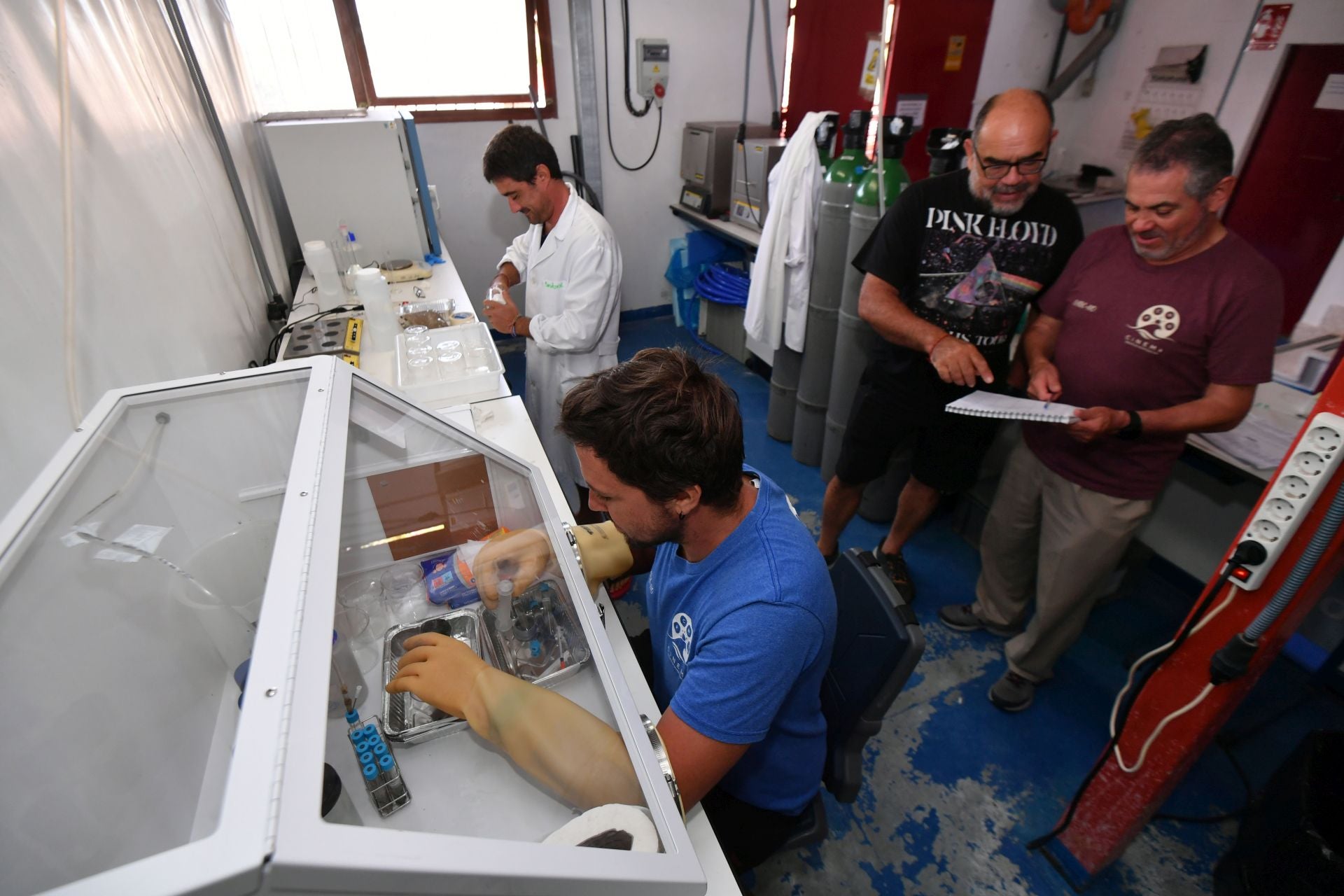 Los científicos José Miguel Sandoval (con bata blanca), Guillermo Samperio (sentado), Juan Manuel Ruiz (de negro) y Víctor Camacho, en la sede del IEO-CSIC de San Pedro del Pinatar.