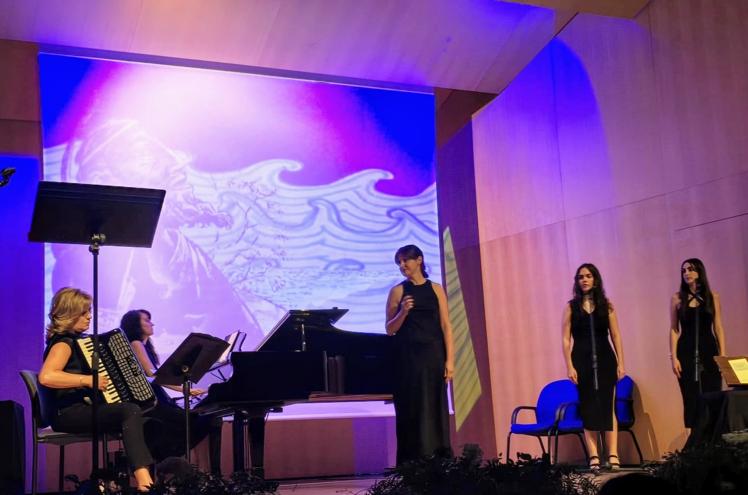 Actuación de poesía y música, durante la entrega del premio.