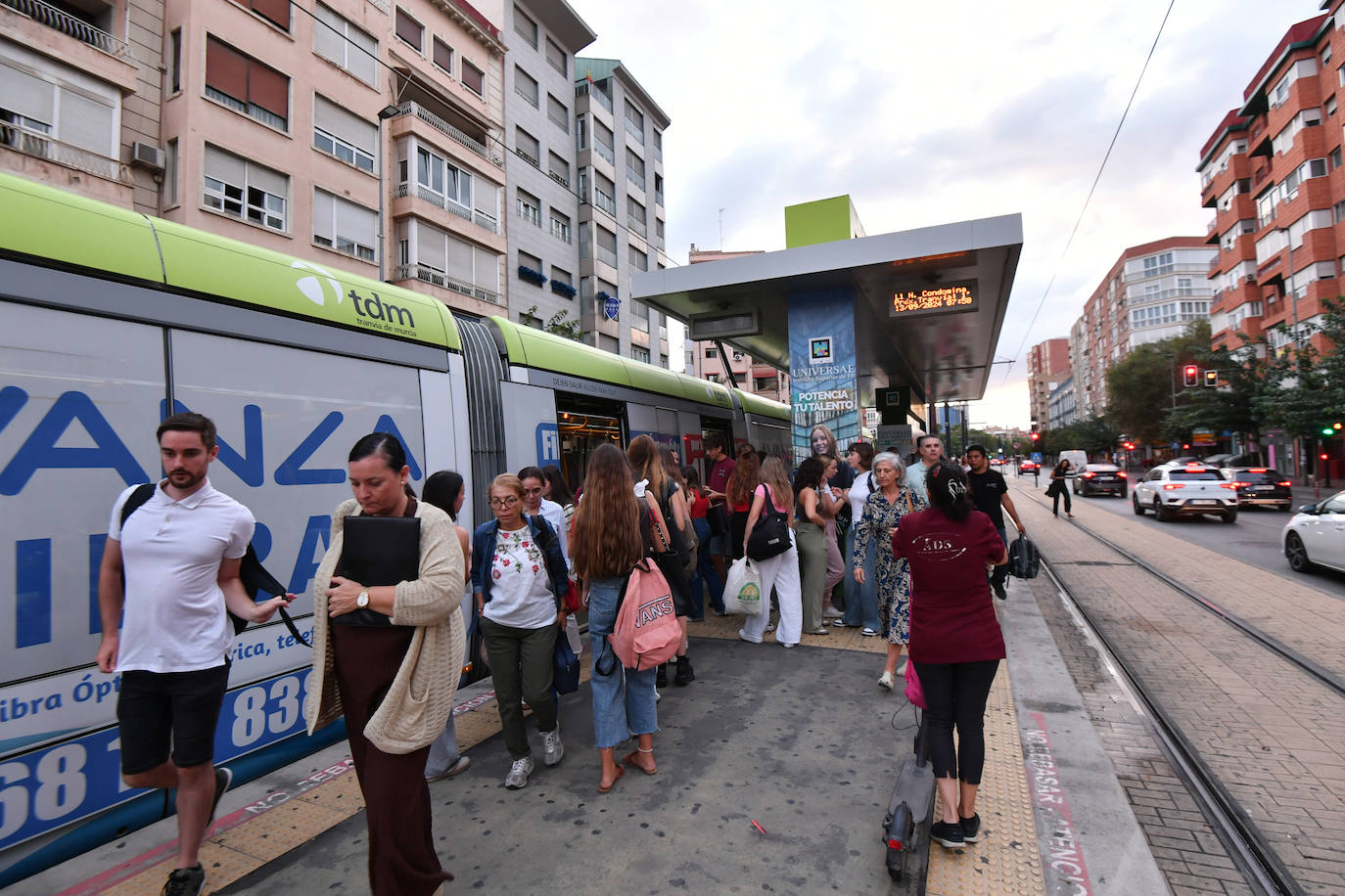 Usuarios del tranvía de Murcia, en una foto de archivo.