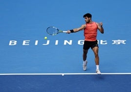 Carlos Alcaraz golpea de derecha, este lunes frente a Khachanov.