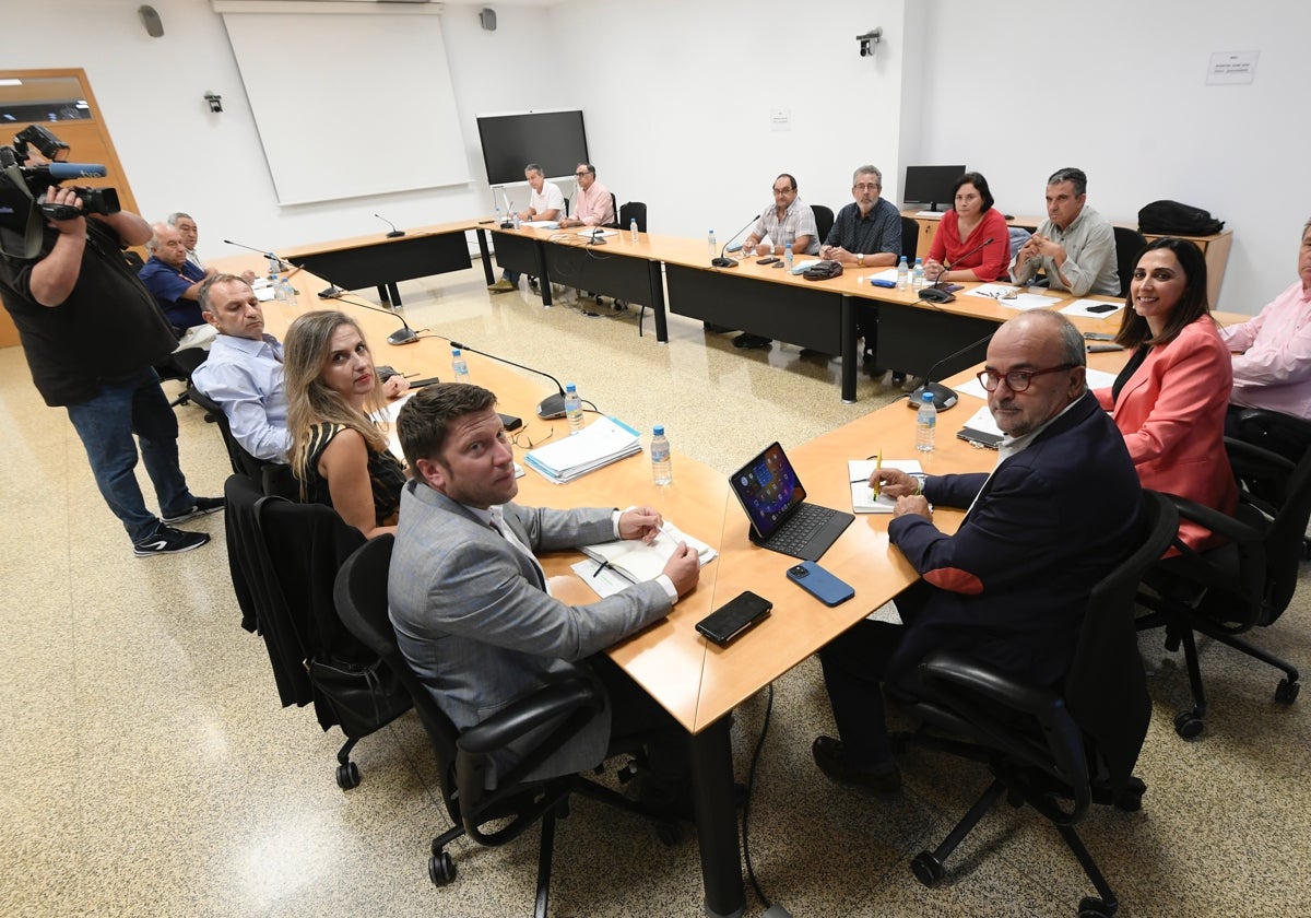 La consejera Rubira, junto a su equipo, en la Mesa del Secano convocada este lunes con las organizaciones agrarias.