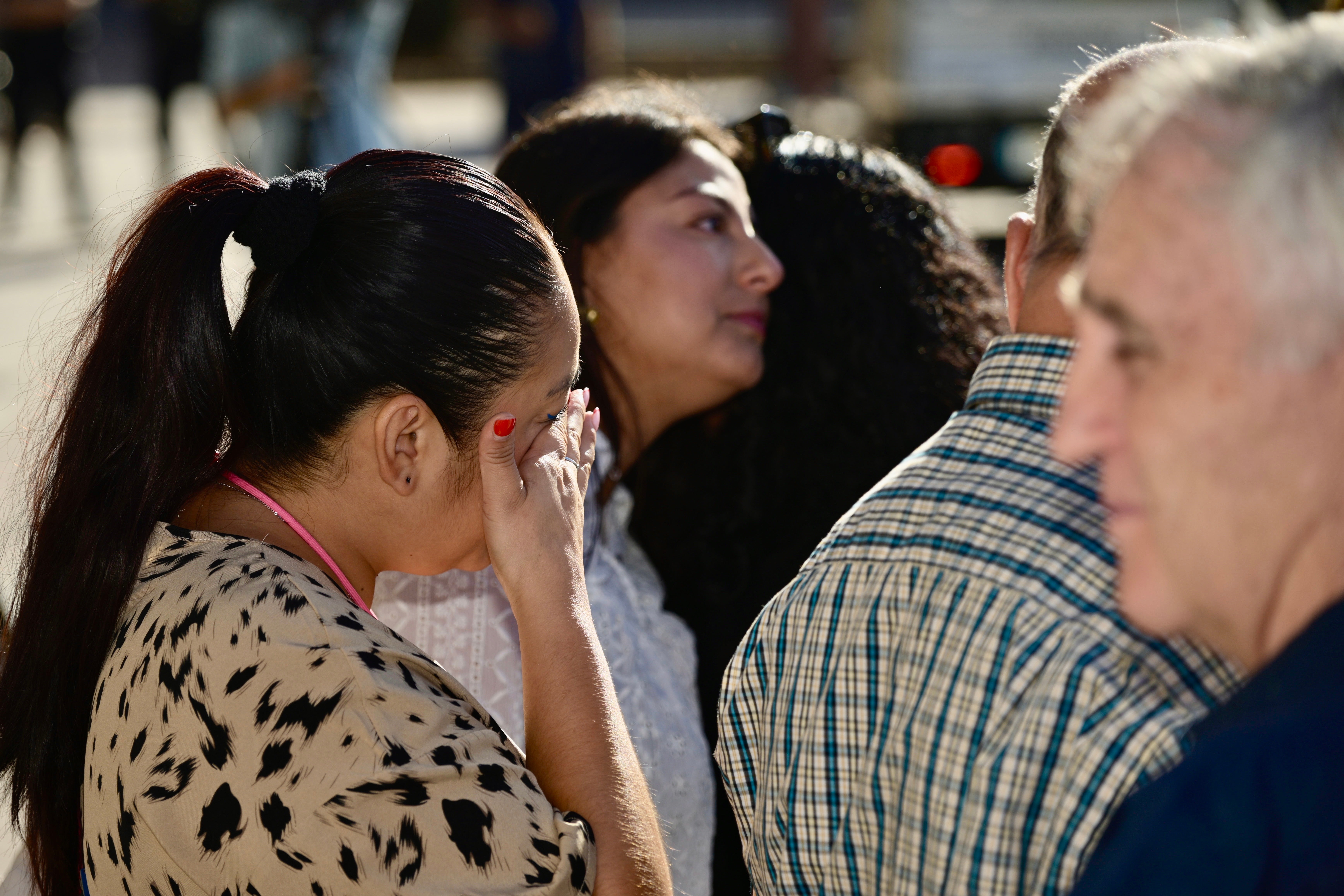 Concentración de los familiares de las víctimas en el incendio de Fonda Milagros de Atalayas, en imágenes