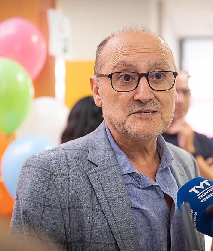 Imagen secundaria 2 - Vista del alcalde, este lunes, junto al concejal de Educación y responsables de la Conselleria. Abajo, a la derecha, el director territorial en Alicante, José Antonio Castaño.