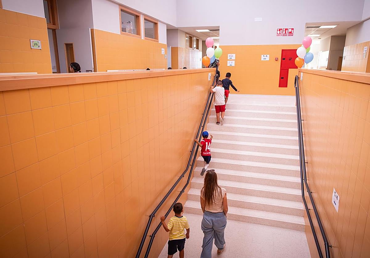 Imagen principal - Escalera principal y patio del colegio Inmaculada. Abajo a la derecha, la directora del colegio, Eva María Atienza, en plena faena.