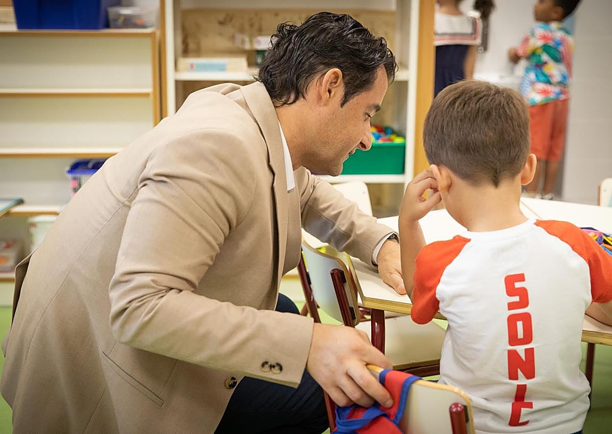Imagen secundaria 1 - Vista del alcalde, este lunes, junto al concejal de Educación y responsables de la Conselleria. Abajo, a la derecha, el director territorial en Alicante, José Antonio Castaño.