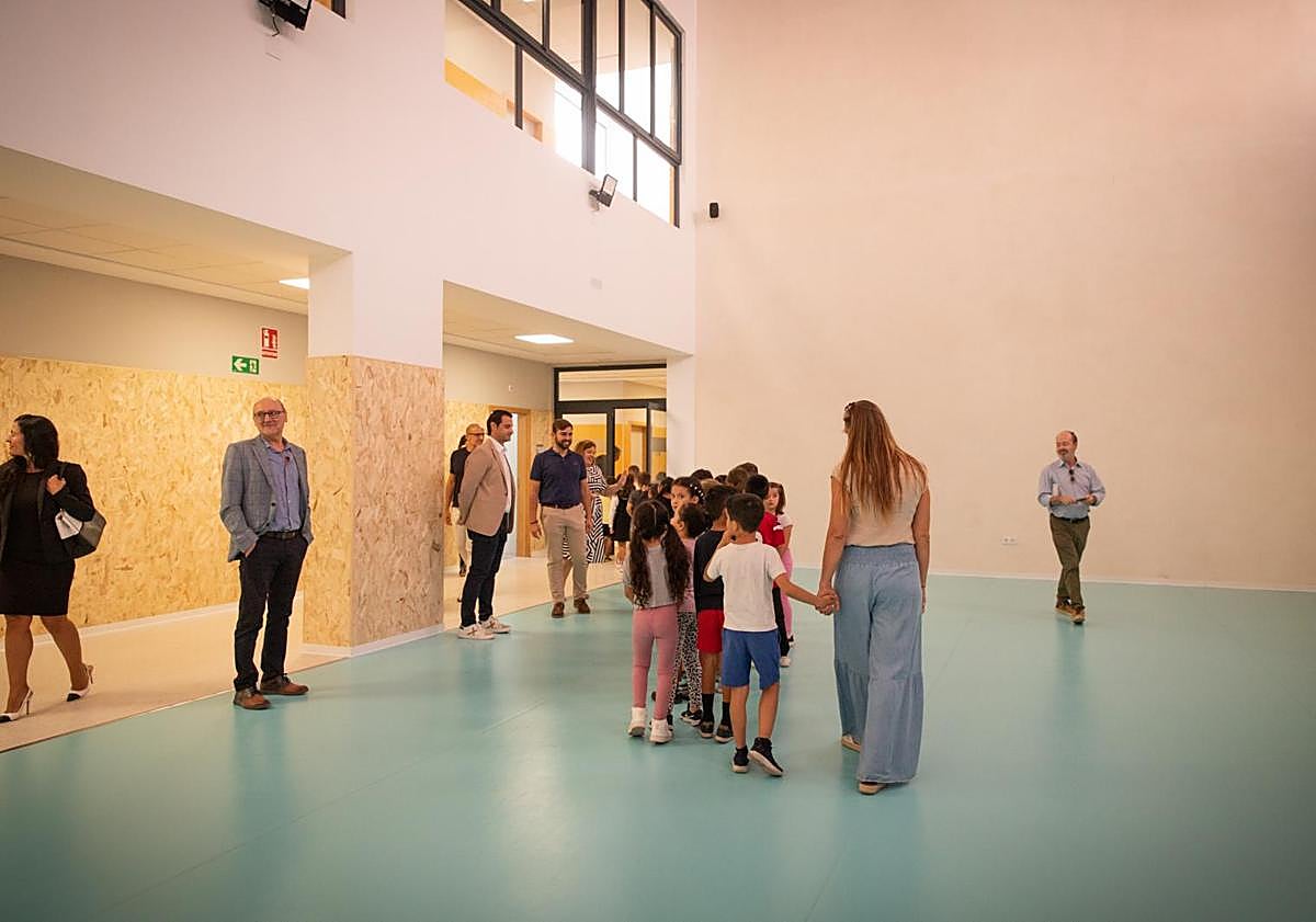 Imagen principal - El nuevo colegio cuanta con un amplio comedor y gimnasio integrado, así como amplios espacios comunes.