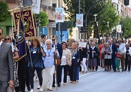 Procesión de devotos, con estandartes, ayer en Caravaca.
