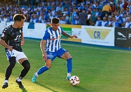 Héctor Martínez, del Águilas, intenta irse de un rival.