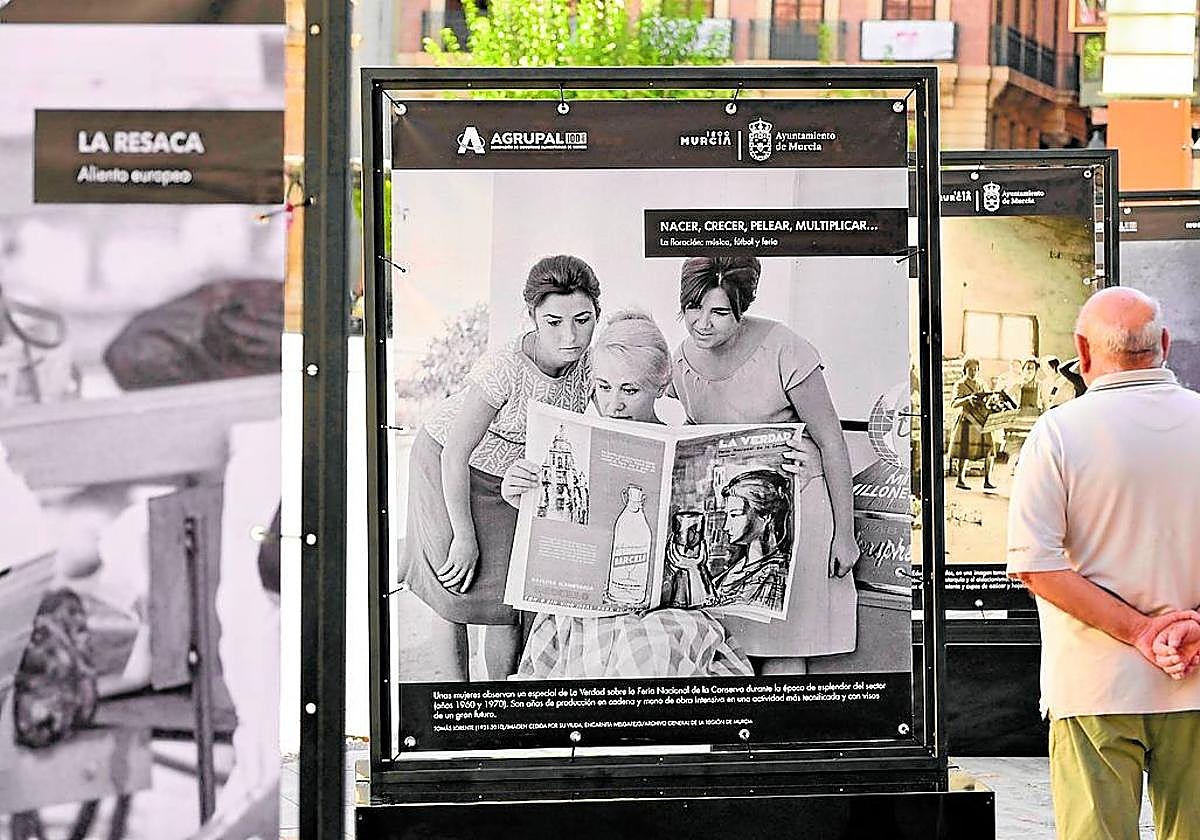 Un vecino de Murcia observa la exposición fotográfica en la plaza Romea.