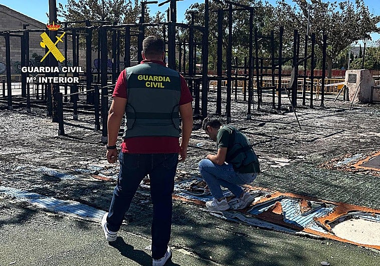 Estado del parque infantil después del incendio.