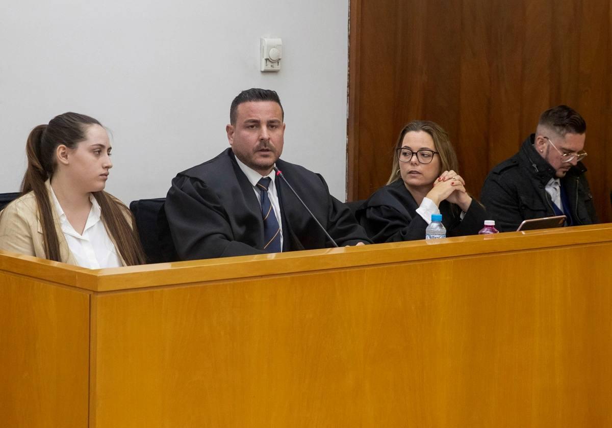 Natalia M. (i) y Agustín M. sentados junto a sus abogados durante el juicio en Cartagena.