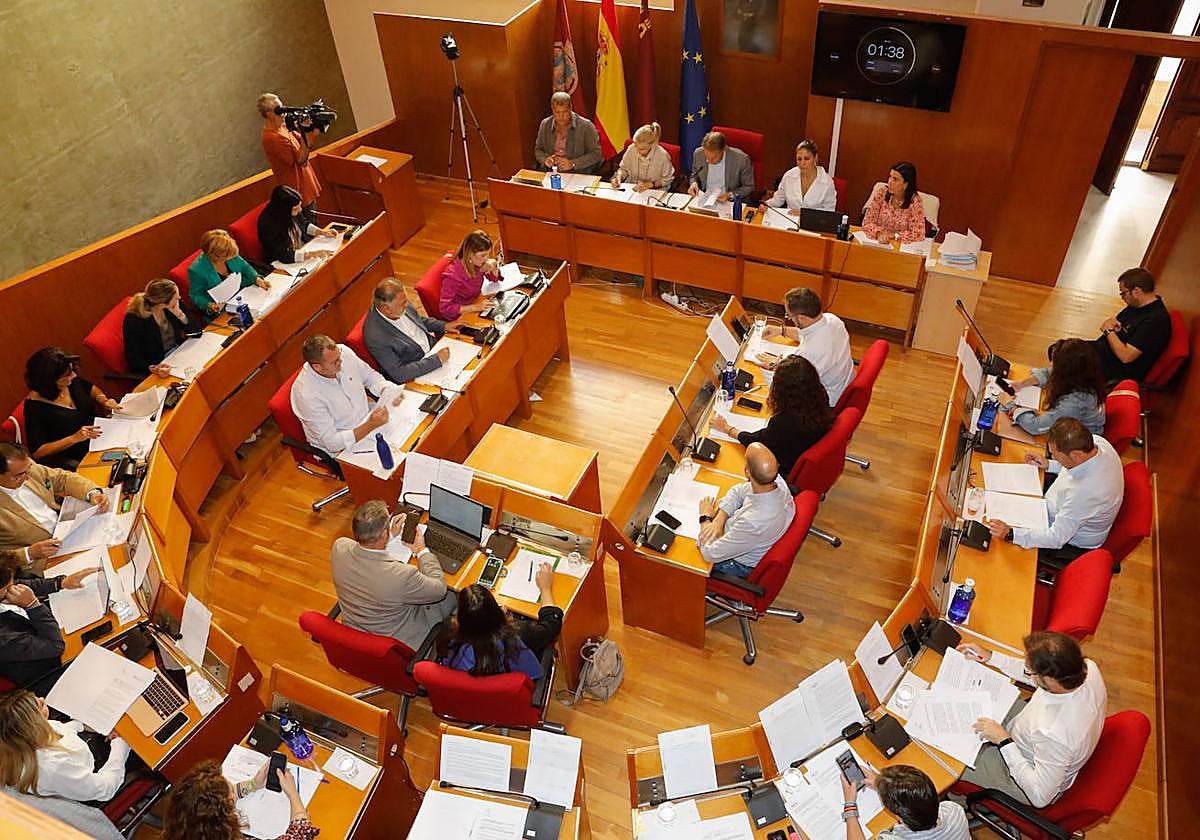 La corporación municipal durante la celebración del Pleno en el Ayuntamiento.