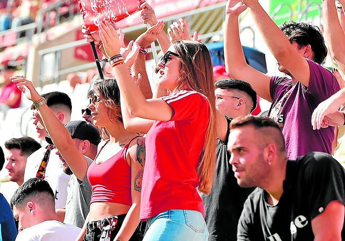 Aficionadas del Murcia, el domingo, en el Enrique Roca.