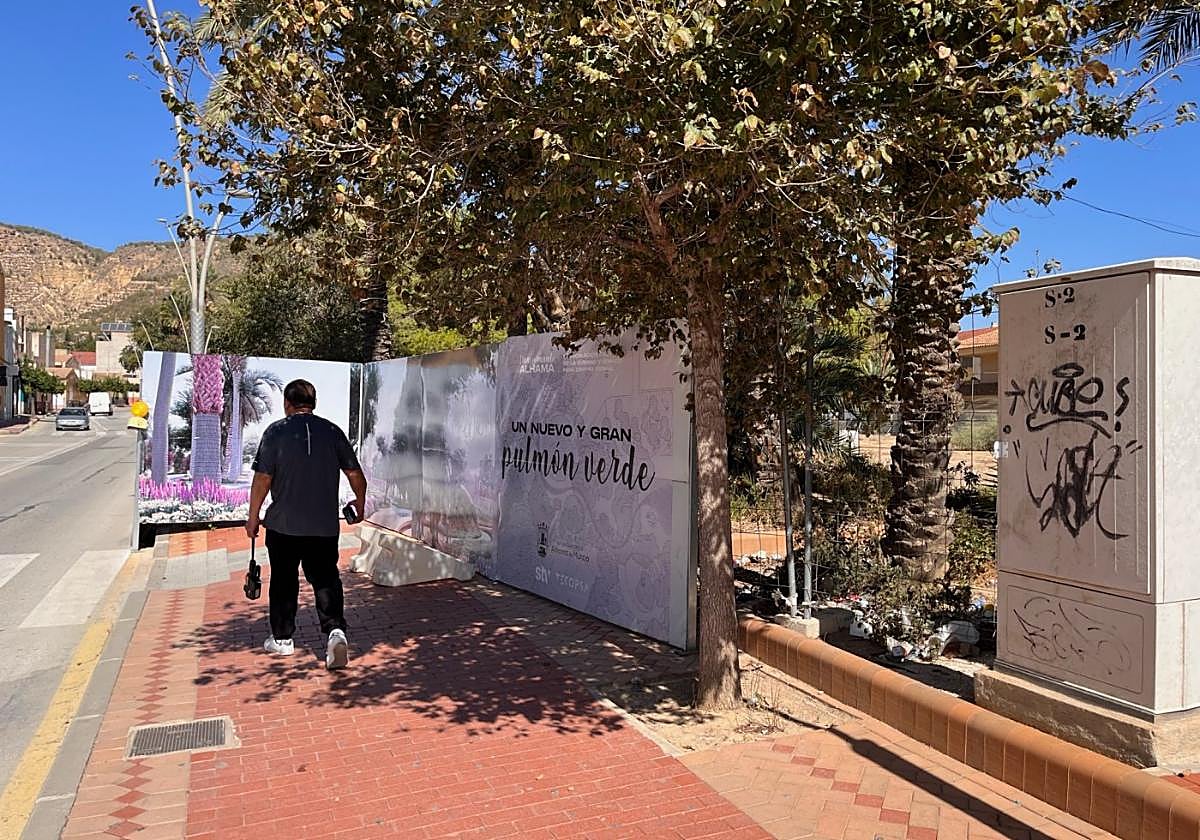 Un vecino camina junto al vallado instalado en el parque La Cubana, en Alhama.