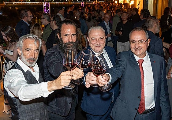 De izquierda a derecha: Imanol Arias, Jorge Martínez, Tomás García y Ángel Gil, socios y propietarios de Bruto, brindan durante el evento de celebración del X Aniversario.